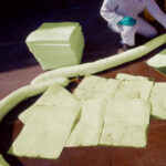 Kit Antiderrames Móvil 50 Galones con Contenedor de Plástico - Líquidos Agresivos HazMat - Imagen 4